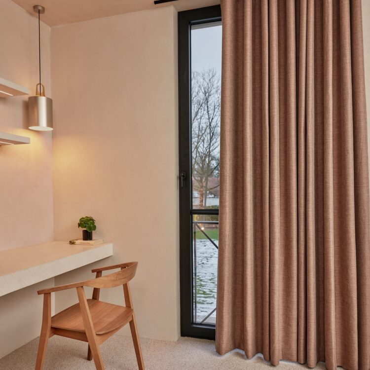 Roze gordijnen van artelux bij bureau