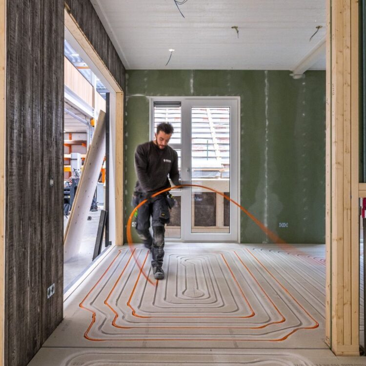 Het installeren van Easywarm vloerverwarming door een vakman.