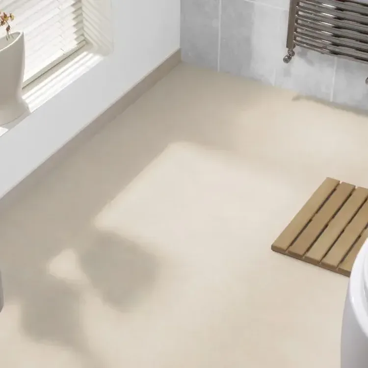 Badkamer met lichte beige marmoleumvloer, houten badmat, witte wastafel en handdoekradiator