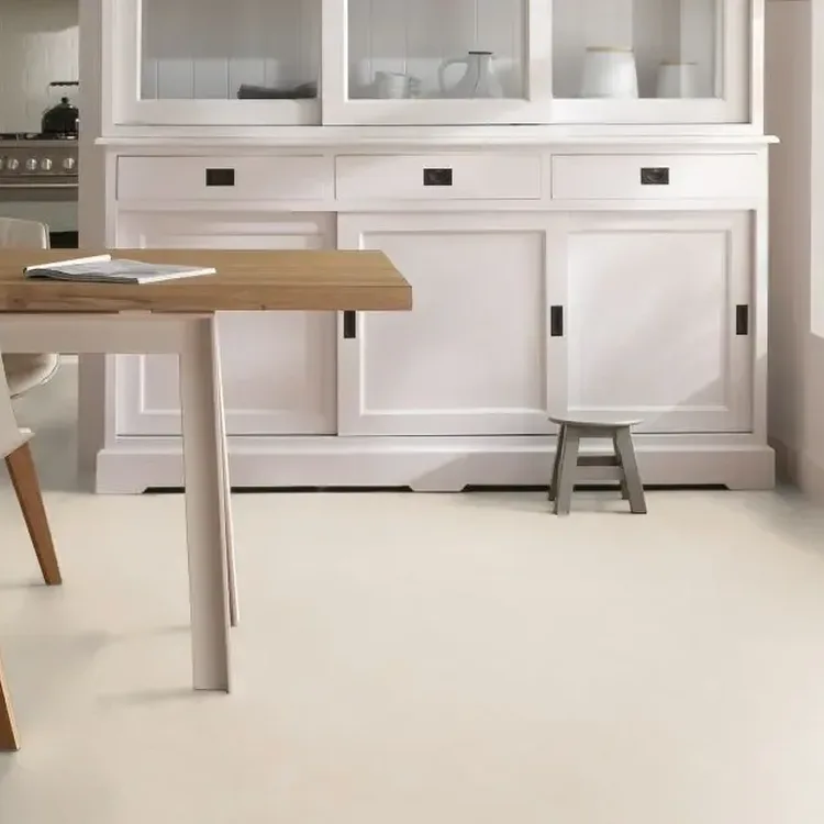 Keuken met lichte crèmekleurige marmoleumvloer, witte buffetkast en houten eettafel