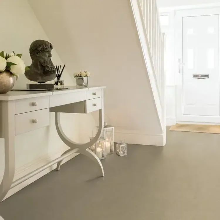Hal met taupekleurige marmoleumvloer, witte wandtafel met borstbeeld en witte voordeur