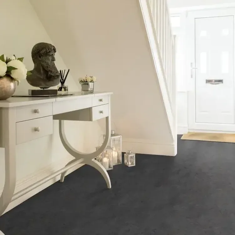 Close-up van Marmoleum Fresco Lava, donkergrijze vloer met warme bruine marmering