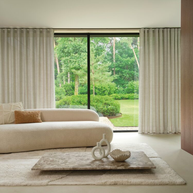 Loft gordijnen in woonkamer beige