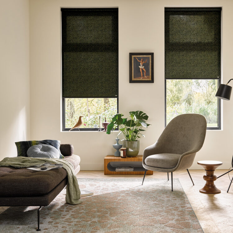 Luxaflex raamdecoratie donkergroen bij zithoek