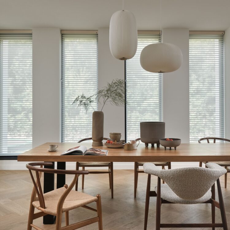 Luxaflex raamdecoratie wit in eetkamer