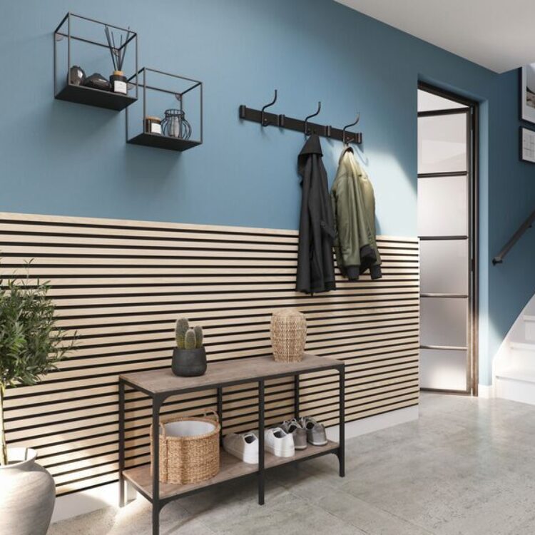 Houten wandpanelen in een lichte tint in de hal bij de kapstok