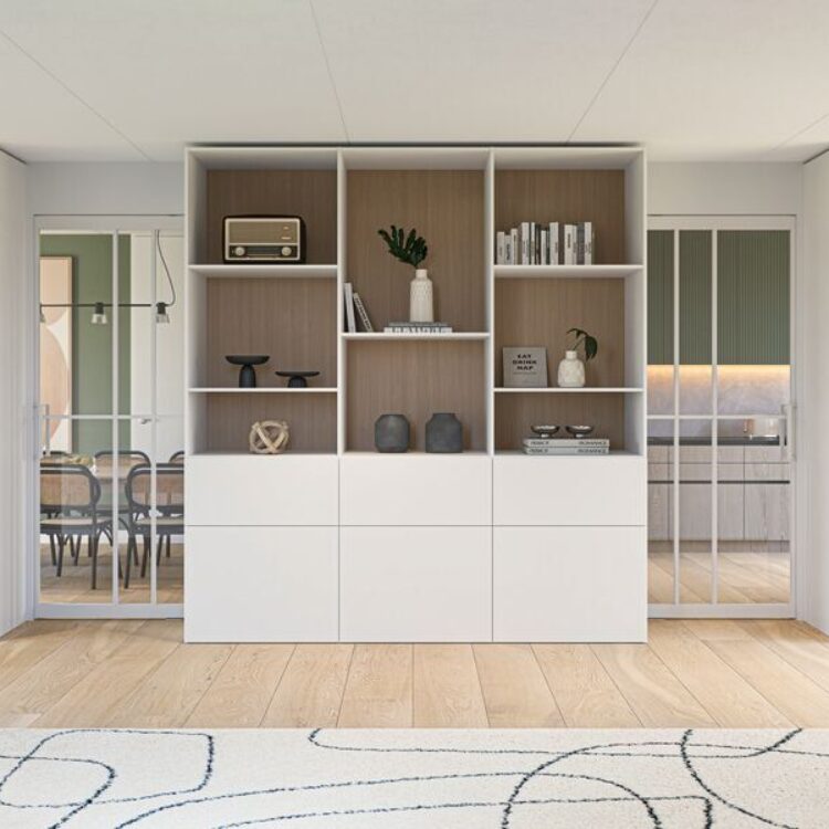 Woonkamer Scandinavische stijl met witte meubelen, houtlook vloer en witte stalen deuren met glas voor extra daglicht.