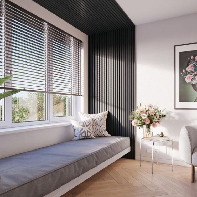 Zithoek bij het raam met donkere houten wandpanelen op muur en plafond voor een knus effect.