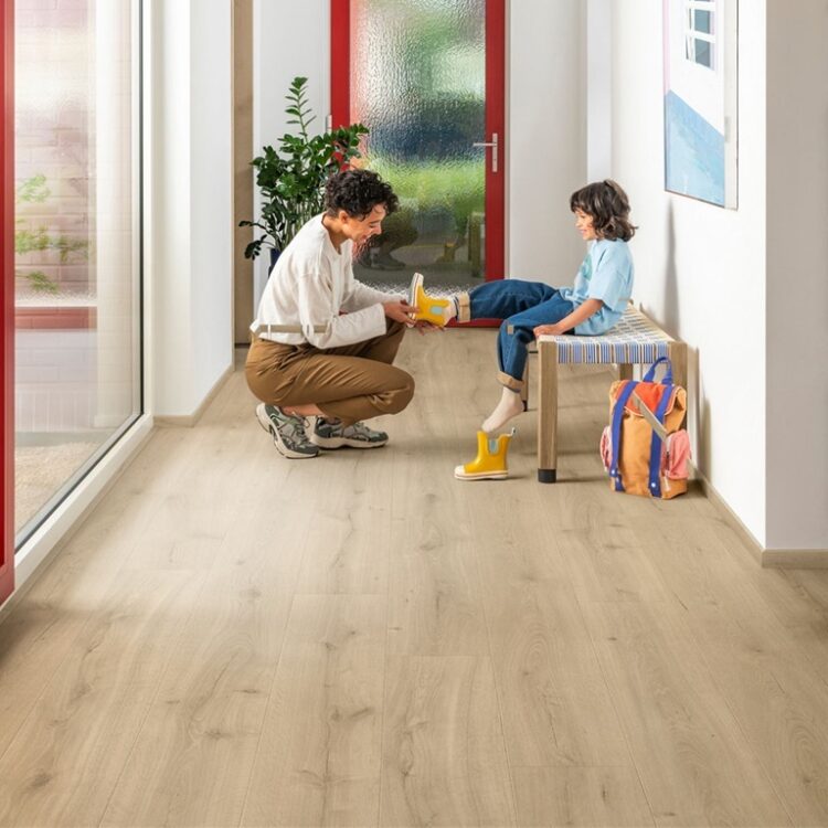 hal met laminaatvloer in de warme houttint desert oak light natural