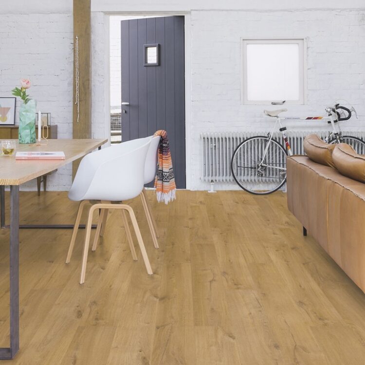 Woonkamer in rustieke stijl met leren bank en thuiswerkplek, laminaat vloer soft oak natural