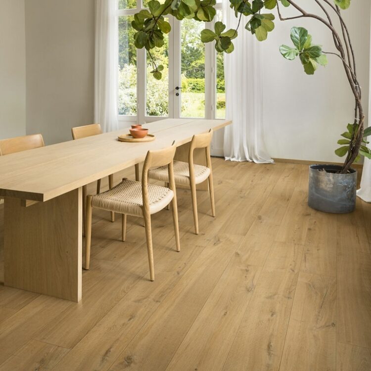 Eetkamer met rechthoekige houten tafel en stoelen, laminaat vloer soft oak natural