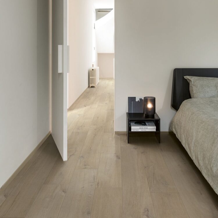 Slaapkamer in natuurlijke stijl met laminaatvloer in de houttint soft oak medium