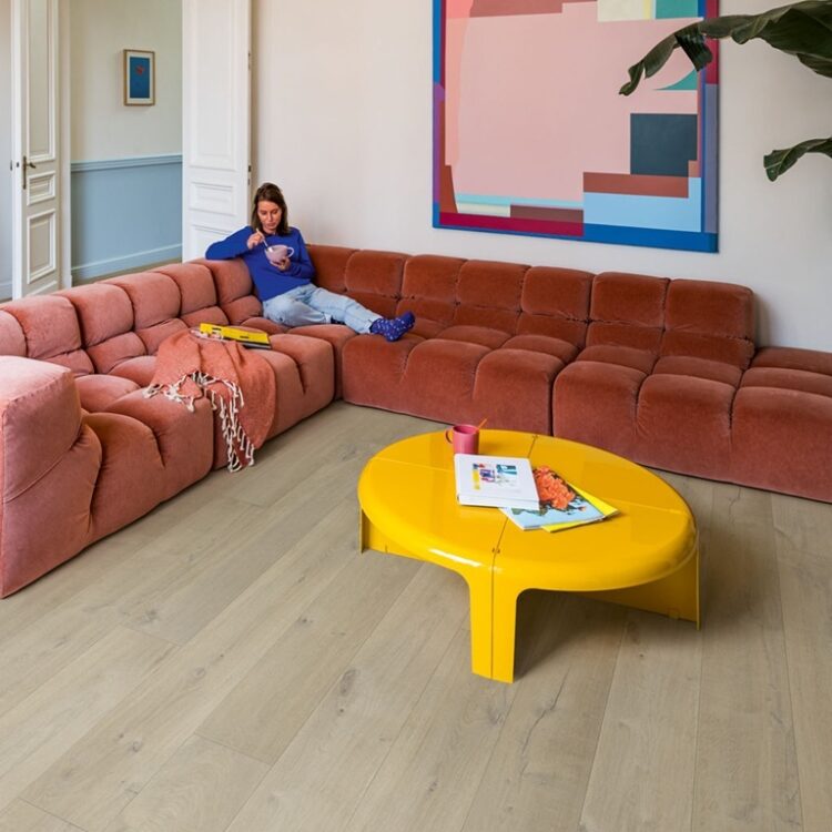 Woonkamer met grote hoekbank en houtlook laminaat soft oak medium