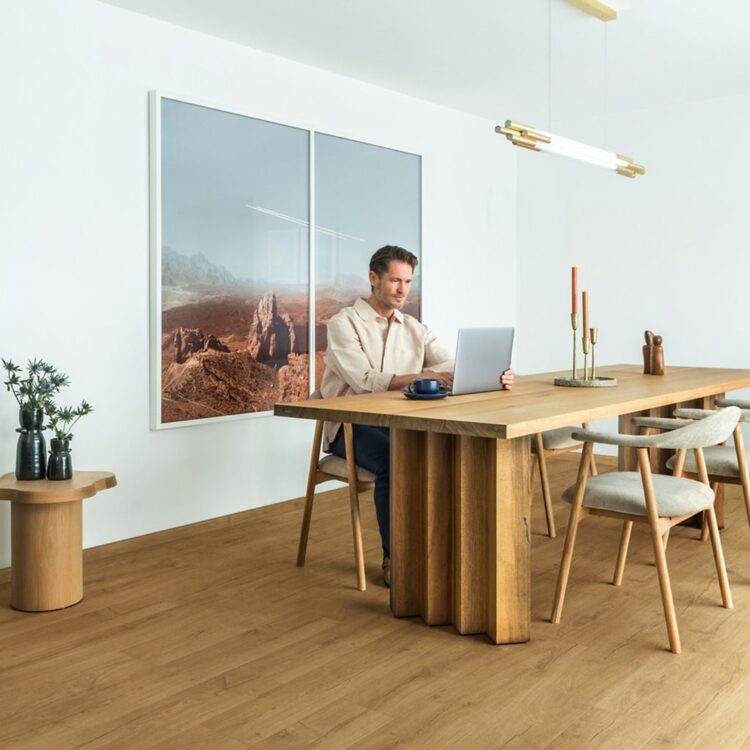 Woonkamer met modern interieur, 6persoons houten tafel en houten laminaat vloer klassieke naturelle eik