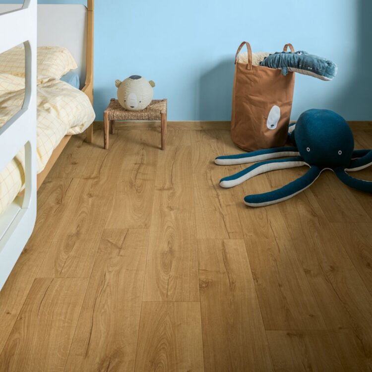 Kinderkamer met praktische laminaatvloer in klassieke eikenkleur