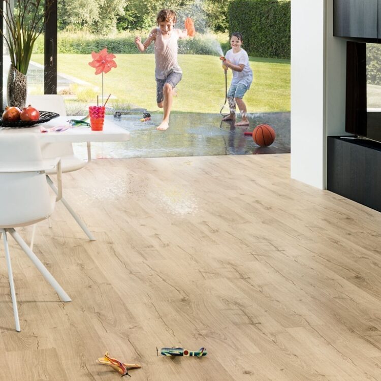 woonkamer met schuifpui en laminaatvloer in beige eik