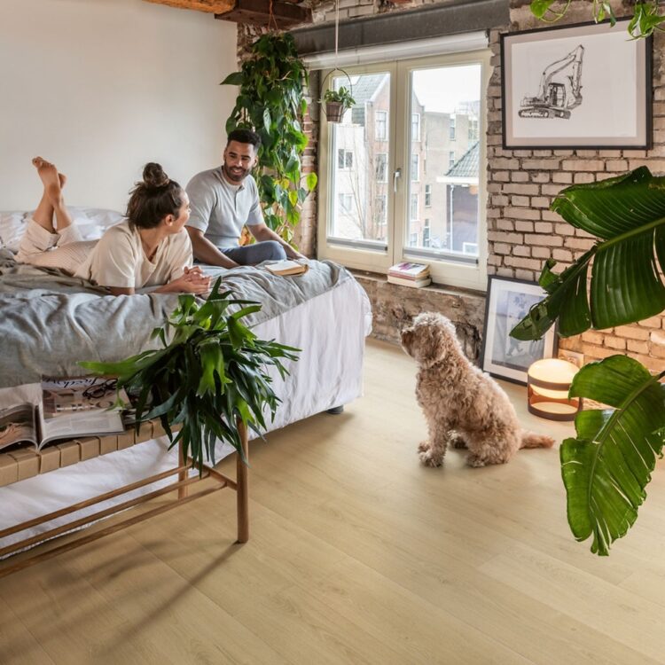 Slaapkamer met tweepersoonsbed, industriele stijl en naturelle eik laminaatvloer