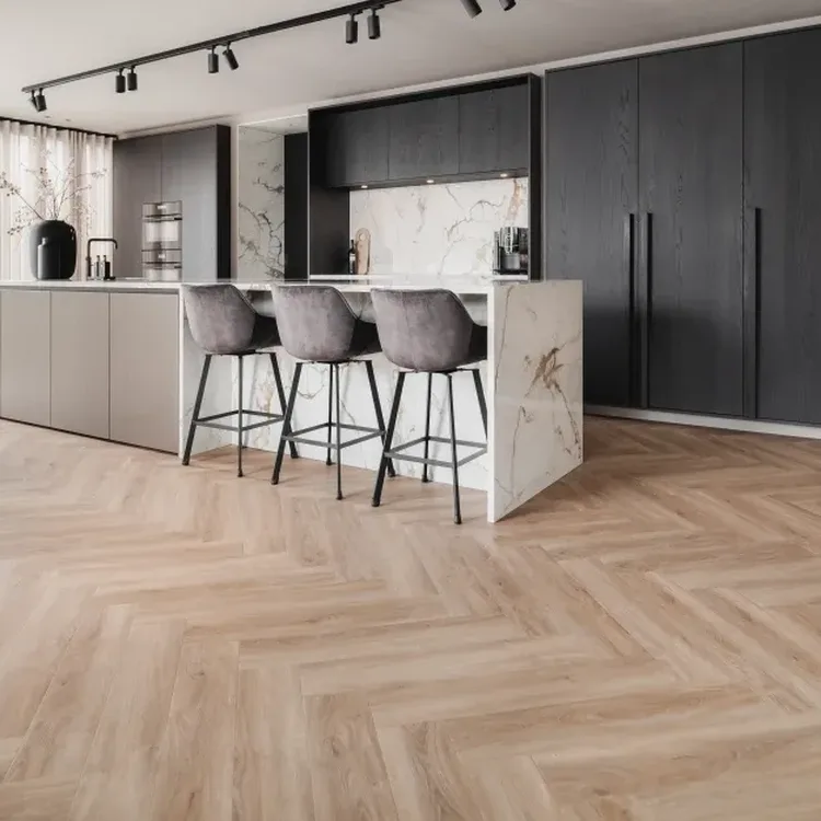 PVC-visgraatvloer Moezel2 in de kleur TI-44573 uit onze eigen Thuisin-collectie