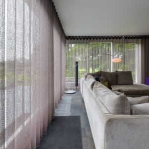 Grijze inbetween gordijnen in de woonkamer