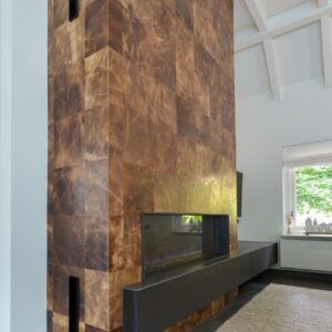 Lerenwandbekleding om een kachel