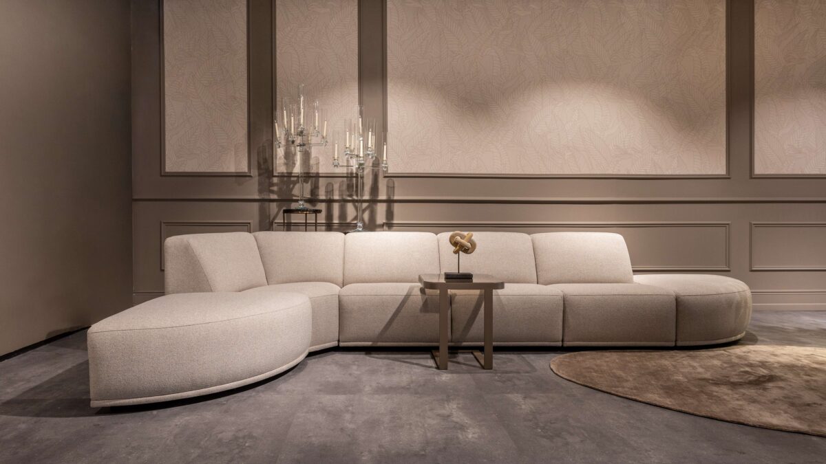 Woonkamer met Arte behang en Quartz-R in grijze tinten met grijze hoekbank